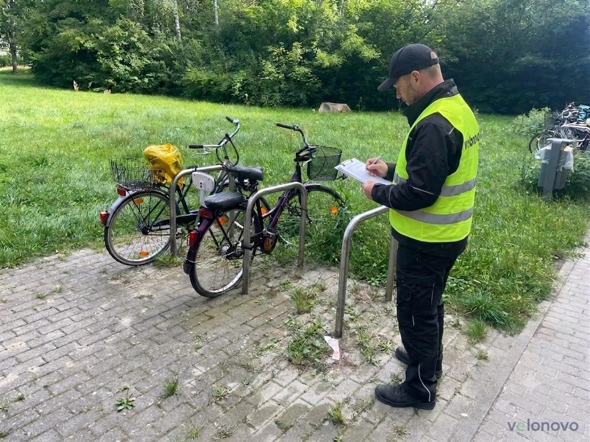 velonovo-Mitarbeiter dokumentiert die herrenlosen Fahrräder für den detaillierten Abschlussbericht